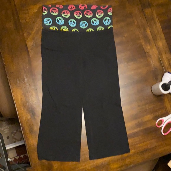 No Boundaries black knit yoga capris w/peace signs